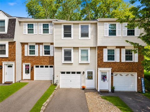 Townhouse For Sale - 1017 Cottonwood Ct Ct<br/> Cranberry Twp, PA 16066
