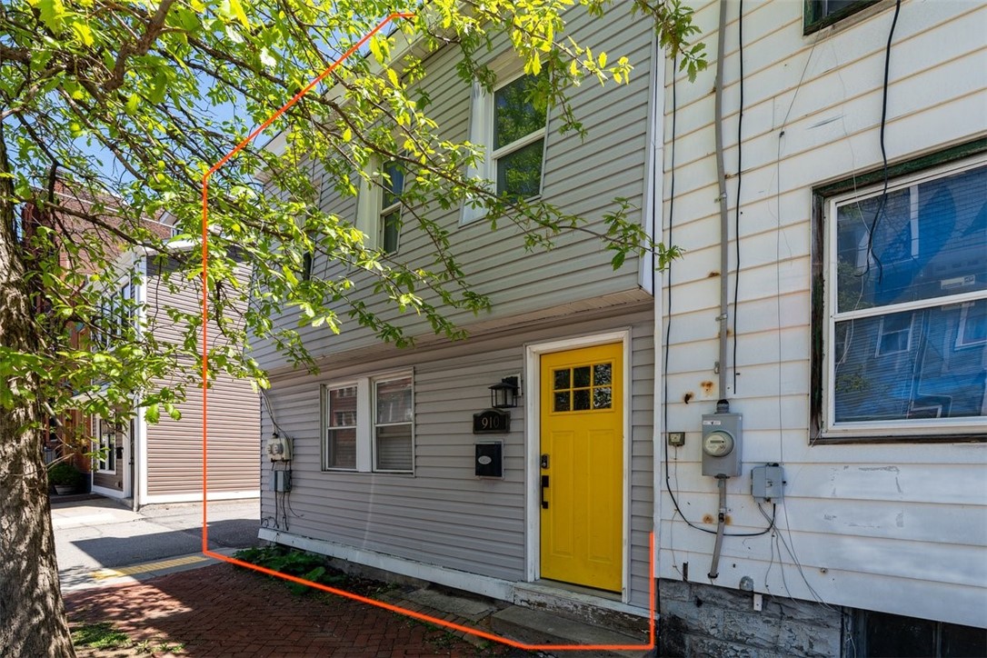 910 James St