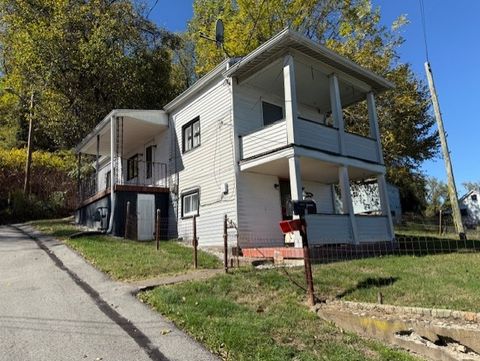 Photo of 1101 1/2 Oakland Ave, Charleroi, PA 15022 (MLS # 1725961)