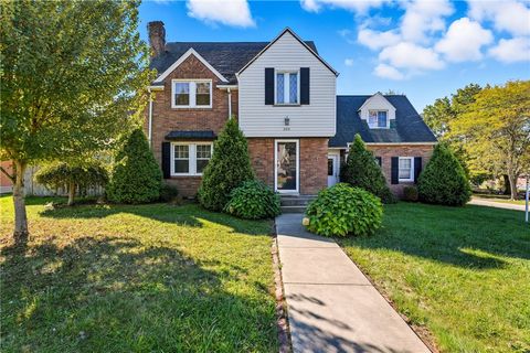 Photo of 204 E Edgewood Ave, New Castle, PA 16105 (MLS # 1723628)