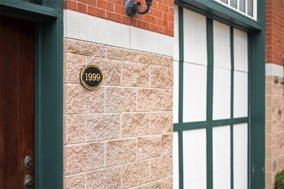 607 Lockhart St