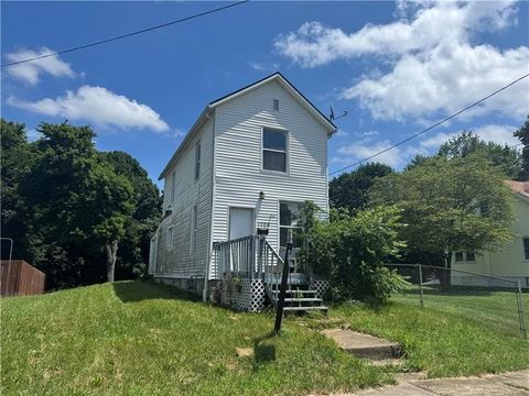 Photo of 1709 Morris St, New Castle, PA 16102 (MLS # 1727759)