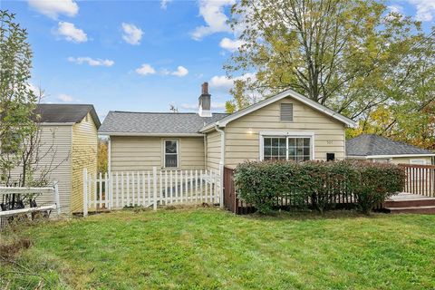 Photo of 524 5th Ave, Carnegie, PA 15106 (MLS # 1727205)