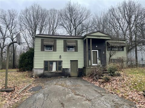 Photo of 1316 Skyline Dr, Hermitage, PA 16148 (MLS # 1744893)