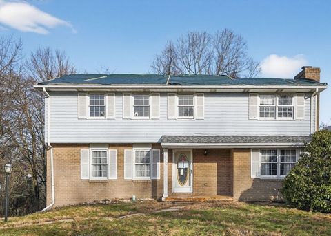 Photo of 510 Buckingham Dr, Greensburg, PA 15601 (MLS # 1737313)