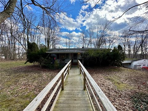 Photo of 404 Ridgelawn Ave, New Castle, PA 16105 (MLS # 1743111)