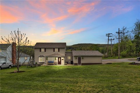 Photo of 429 W 3rd St, Derry, PA 15627 (MLS # 1751706)