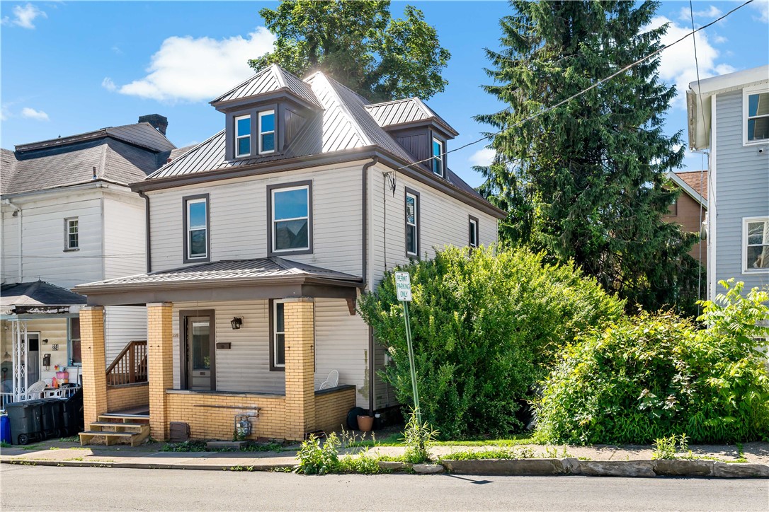228 W 4th St