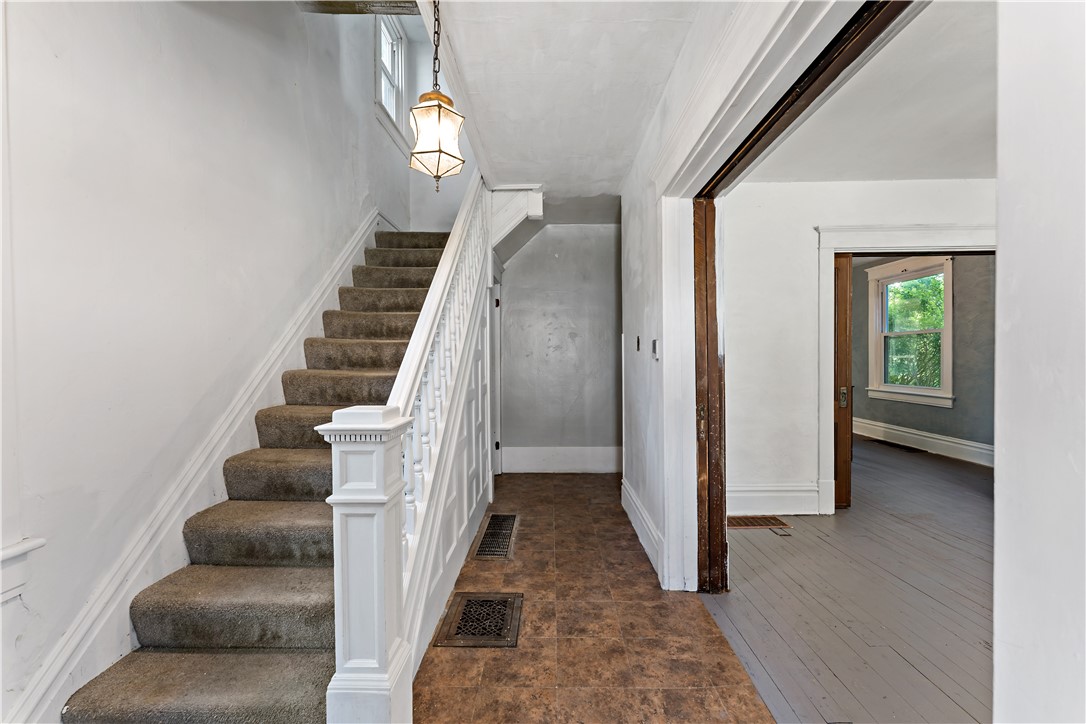 228 W 4th St