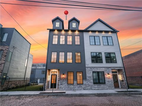 Photo of 909 Rickenbach St, Pittsburgh, PA 15212 (MLS # 1741120)