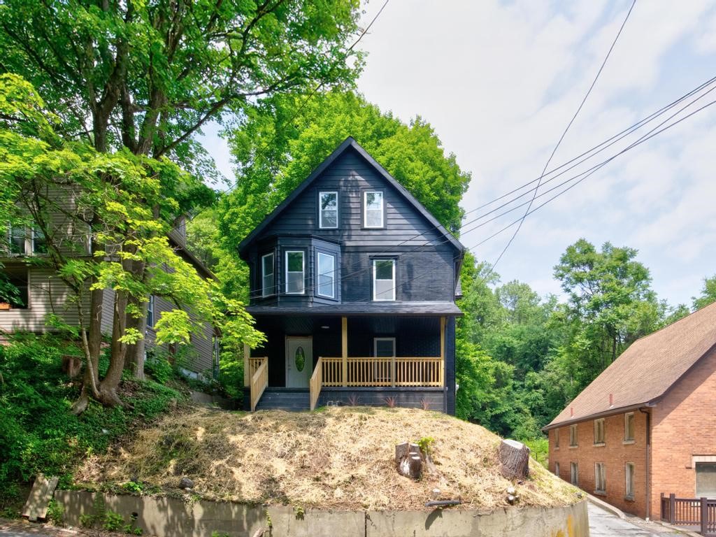 Photo 1 of 8 — 910 Main St, Aliquippa, PA 15001