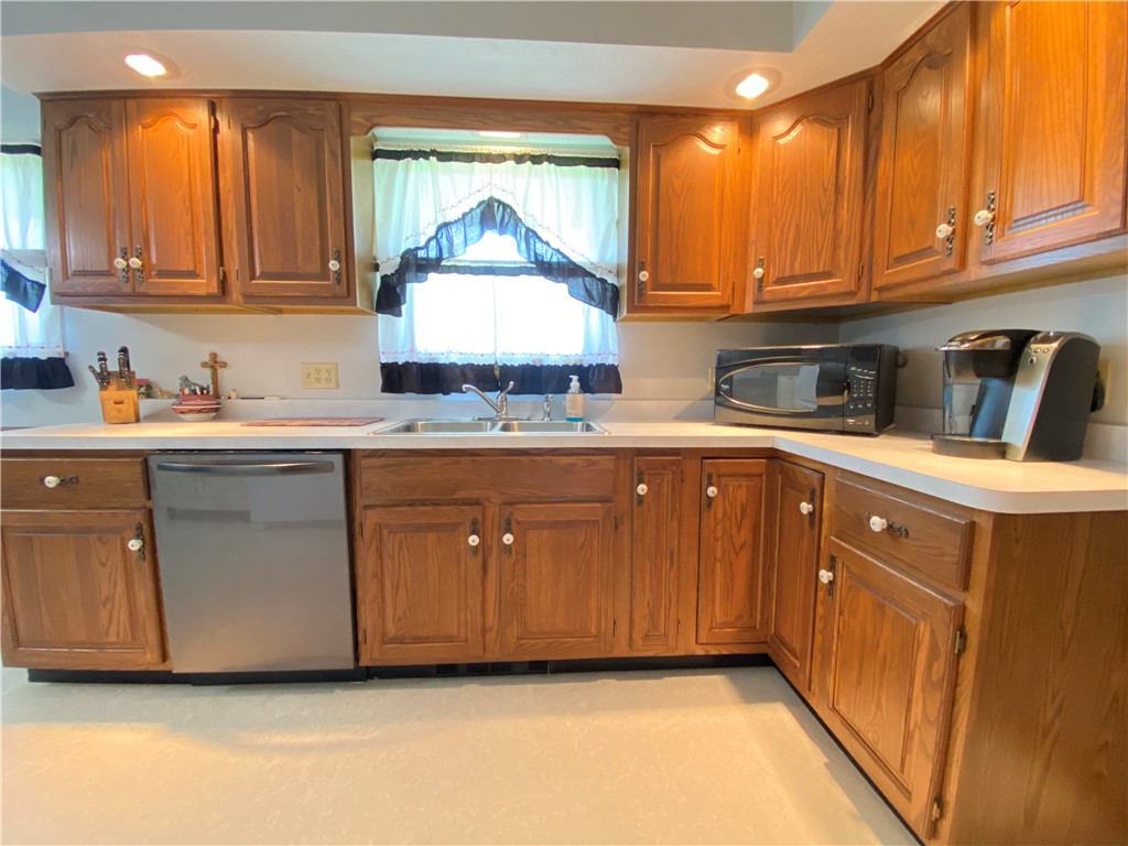 Hempfield Twp - Mer, Pennsylvania 16125, United States, 3 Bedrooms Bedrooms, ,2 BathroomsBathrooms,Residential,Active,117971