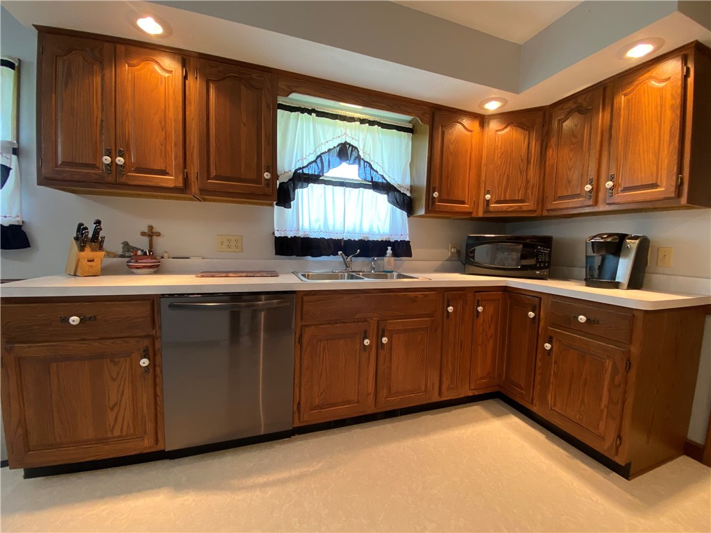 Hempfield Twp - Mer, Pennsylvania 16125, United States, 3 Bedrooms Bedrooms, ,2 BathroomsBathrooms,Residential,Active,117971