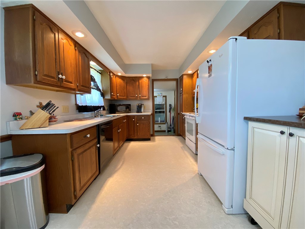 Hempfield Twp - Mer, Pennsylvania 16125, United States, 3 Bedrooms Bedrooms, ,2 BathroomsBathrooms,Residential,Active,117971