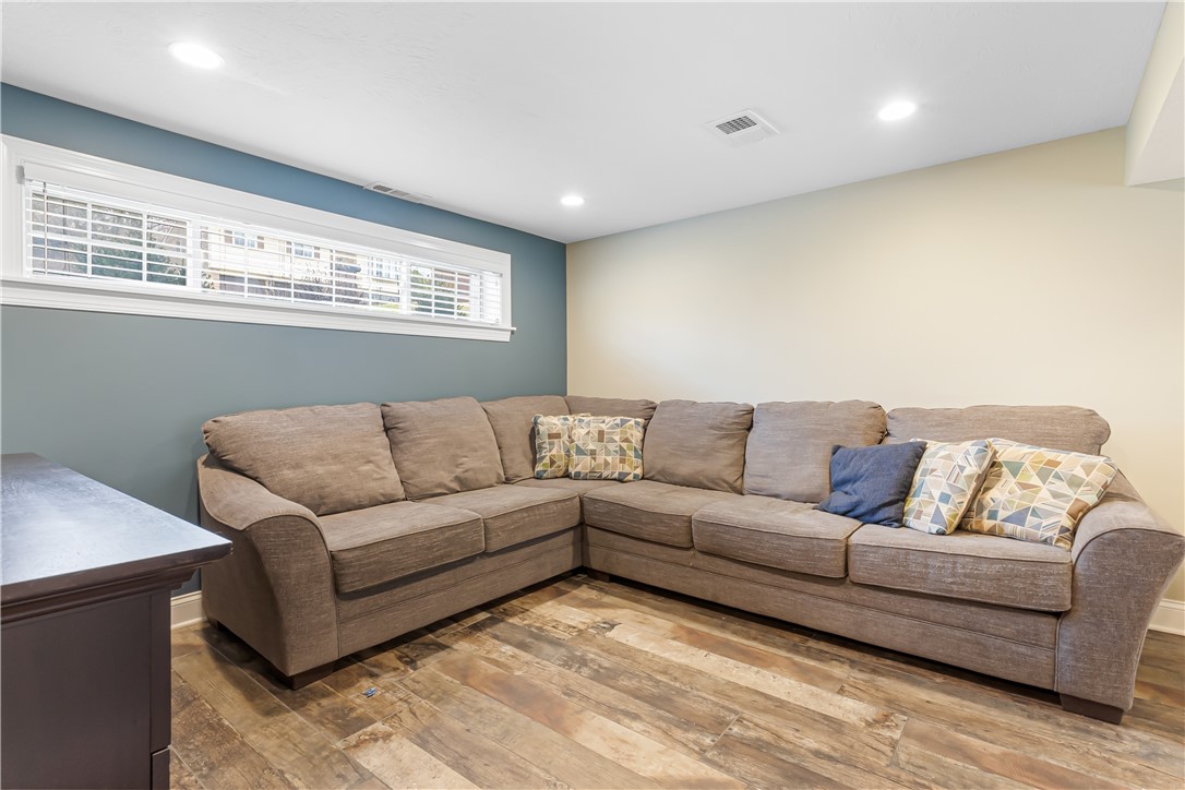 Shaler, Pennsylvania 15116, United States, 3 Bedrooms Bedrooms, ,3 BathroomsBathrooms,Residential,Active,97909