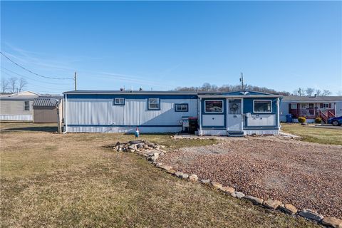 Photo of 306 Lamplighter Manor, Latrobe, PA 15650 (MLS # 1742427)