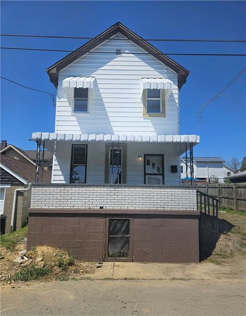 Photo of 807 Hazlett Ave, Brackenridge, PA 15014 (MLS # 1749684)