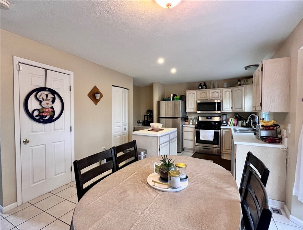 Moon/Crescent Twp, Pennsylvania 15108, United States, 3 Bedrooms Bedrooms, ,3 BathroomsBathrooms,Residential,Contingent,108643
