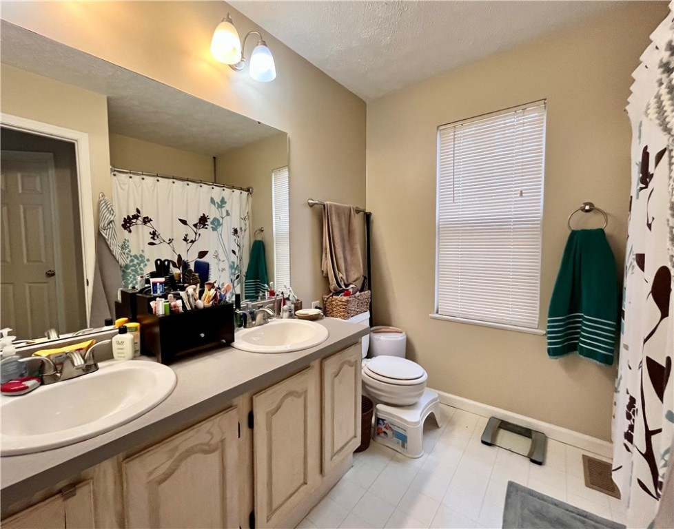 Moon/Crescent Twp, Pennsylvania 15108, United States, 3 Bedrooms Bedrooms, ,3 BathroomsBathrooms,Residential,Contingent,108643