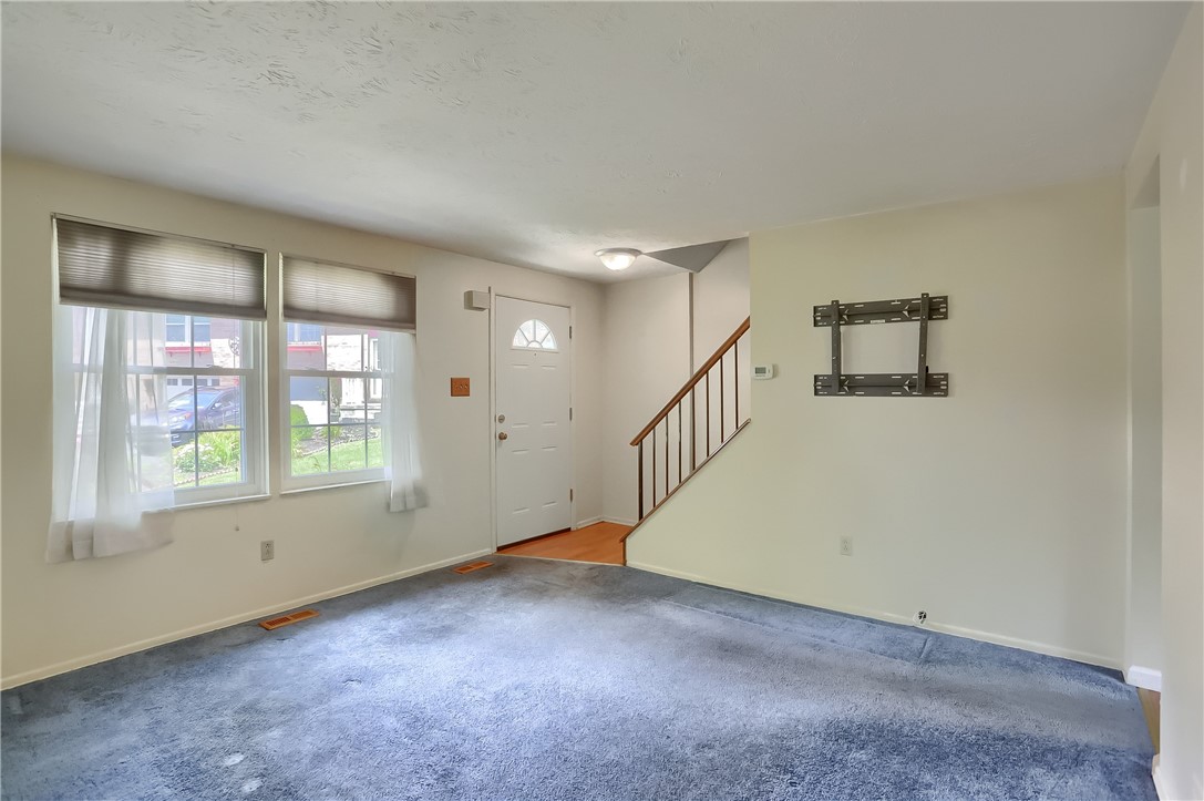 Photo 5 of 27 of 304 Hickory Cir townhome