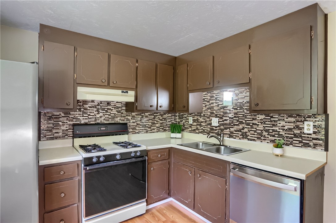 Photo 10 of 27 of 304 Hickory Cir townhome
