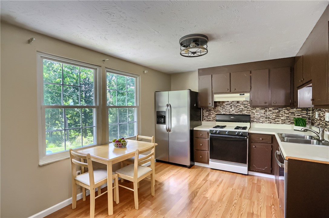Photo 8 of 27 of 304 Hickory Cir townhome