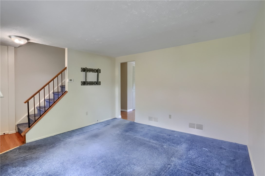 Photo 4 of 27 of 304 Hickory Cir townhome