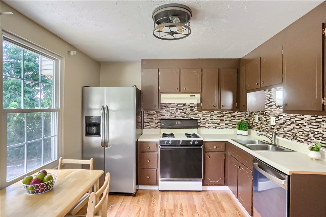 Photo 11 of 27 of 304 Hickory Cir townhome
