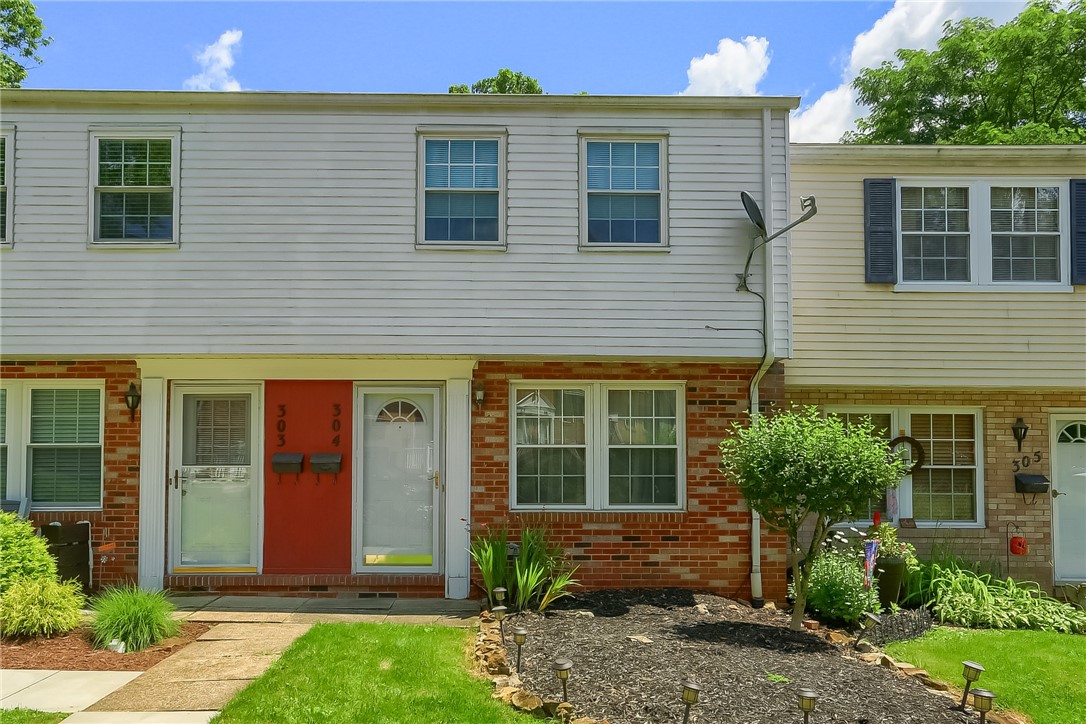 Photo 1 of 27 of 304 Hickory Cir townhome