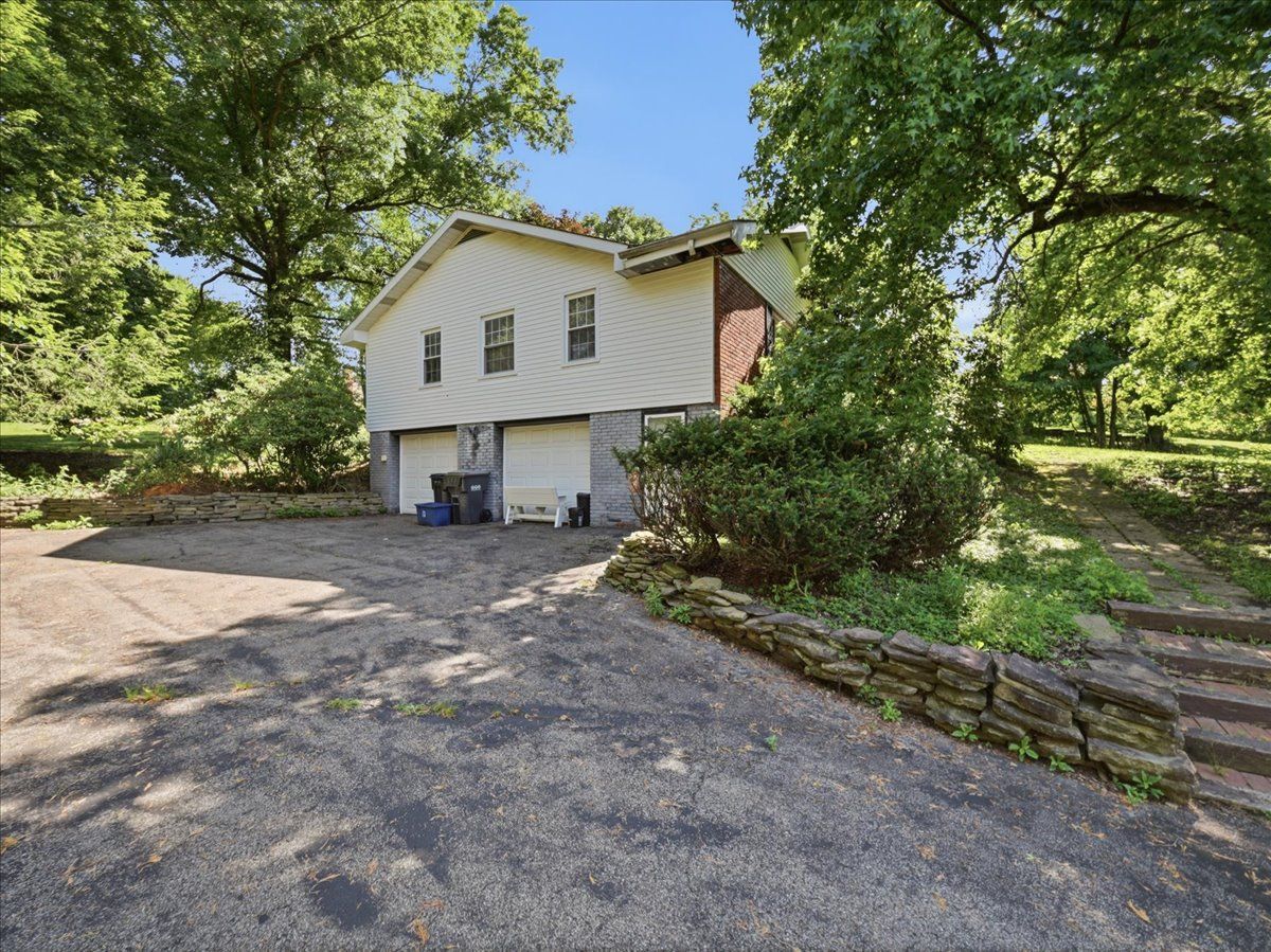 115 Meadowvue Drive