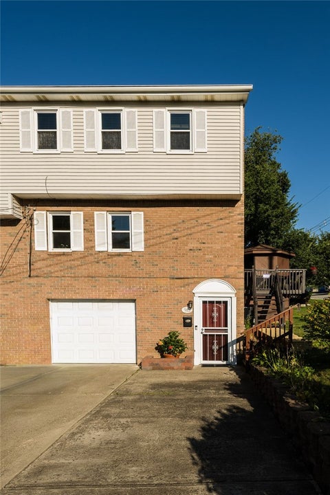 Townhouse For Sale - 963 Pittsburgh St St<br/> N Versailles, PA 15137