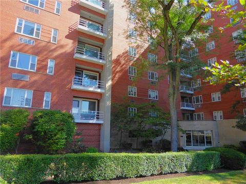 Photo of 4601 Fifth Ave #623, Pittsburgh, PA 15213 (MLS # 1741975)