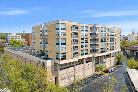 Photo of 5570 Centreavenue #400, Pittsburgh, PA 15232 (MLS # 1737761)