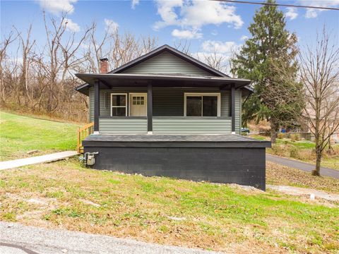 Photo of 2637 Woodlawn Dr, Monroeville, PA 15146 (MLS # 1732382)