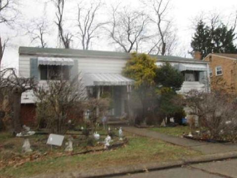 Photo of 128 High Oak Pl, Pittsburgh, PA 15220 (MLS # 1737297)