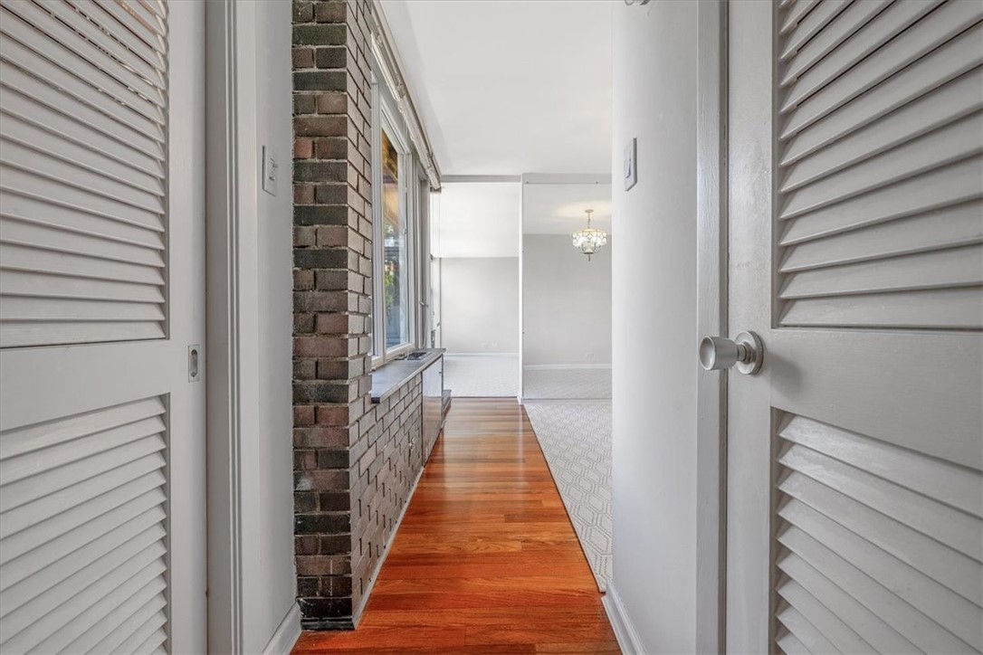 552 N Neville St 31