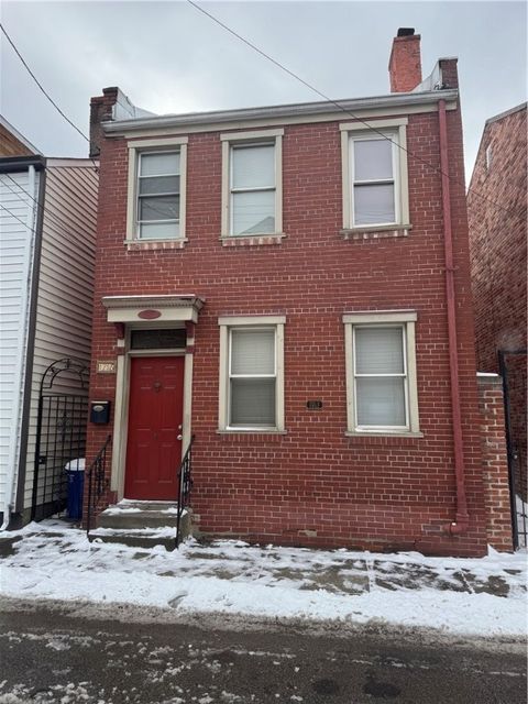 Photo of 1718 Fox Way, Pittsburgh, PA 15203 (MLS # 1736045)