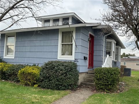 Photo of 411 Rainey Ave, Grove City, PA 16127 (MLS # 1745015)