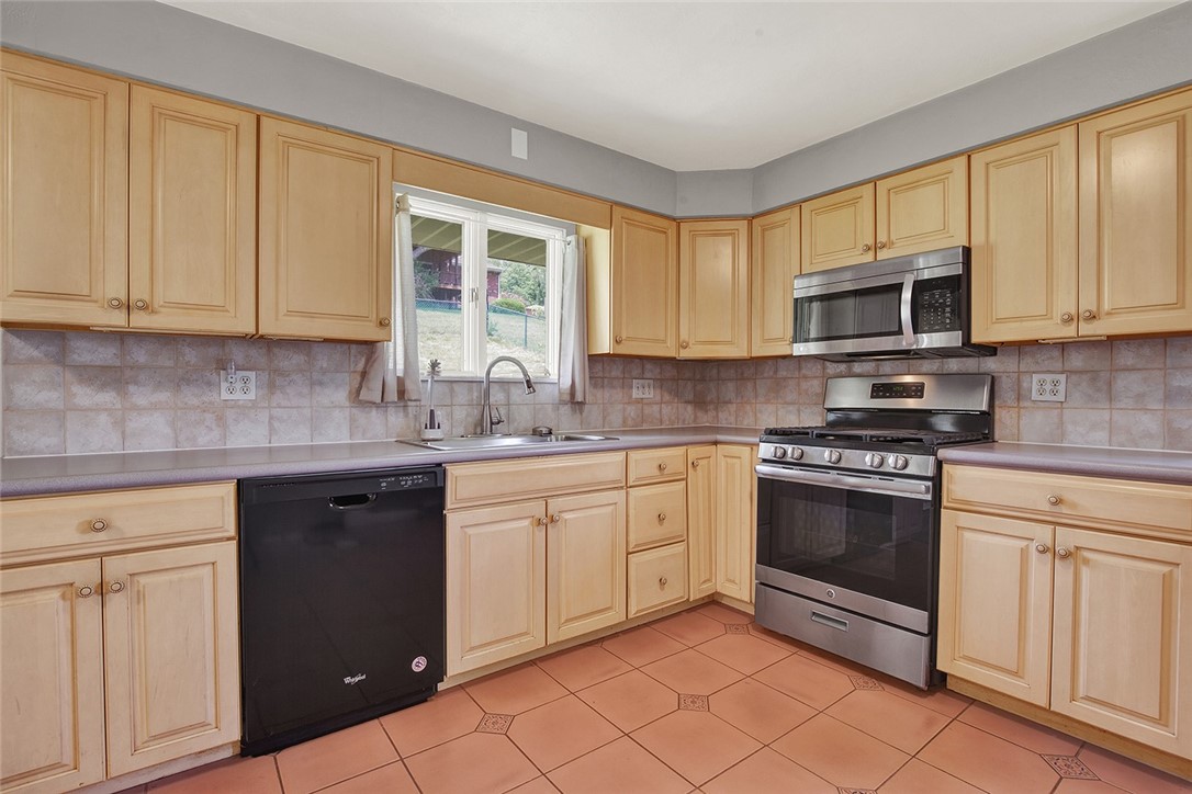 303 Pine Dr, New Stanton, Pennsylvania image 8