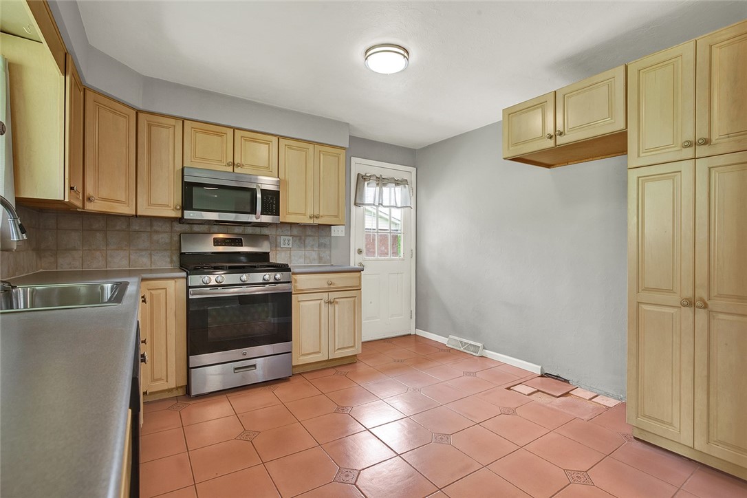 303 Pine Dr, New Stanton, Pennsylvania image 9