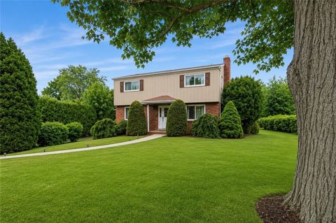 Photo of 129 Dwellington Dr, Valencia, PA 16059 (MLS # 1762380)