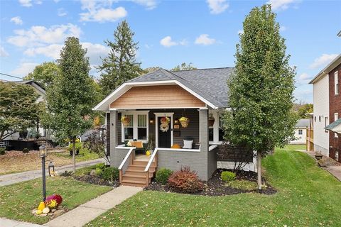 Photo of 118 Glen Ave, Ellwood City, PA 16117 (MLS # 1729015)