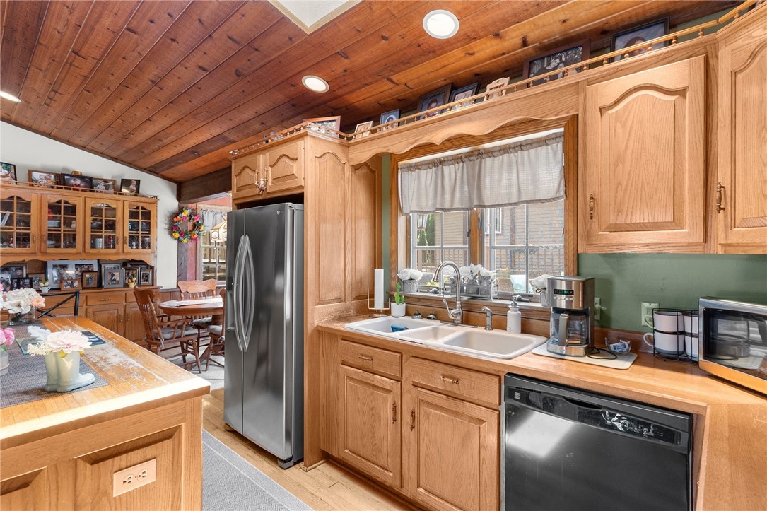 South Pymatuning Twp, Pennsylvania 16150, United States, 5 Bedrooms Bedrooms, ,4 BathroomsBathrooms,Residential,Active,55288