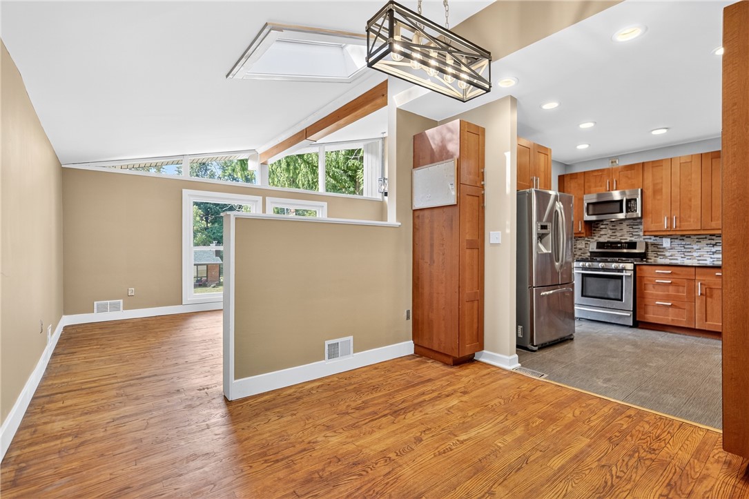 Ross Twp, Pennsylvania 15237, United States, 4 Bedrooms Bedrooms, ,2 BathroomsBathrooms,Residential,Active,202688