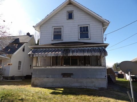 Photo of 716 Terrace Ave, Grove City, PA 16127 (MLS # 1726786)