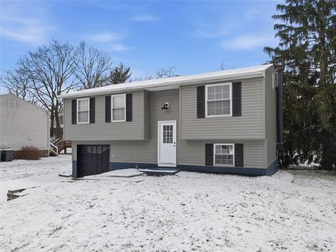 Photo of 306 Fayette Dr, Cranberry Twp, PA 16066 (MLS # 1737882)