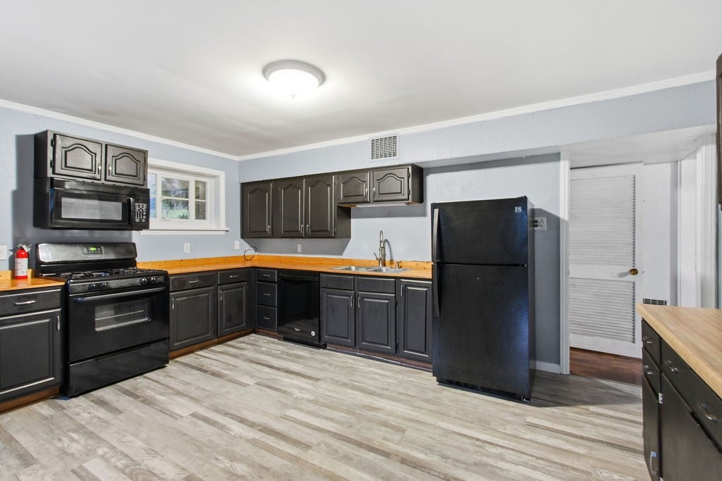 9 1/2 E Pitt St