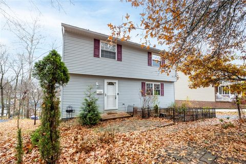 Photo of 1069 Highfield Rd, Bethel Park, PA 15102 (MLS # 1731426)