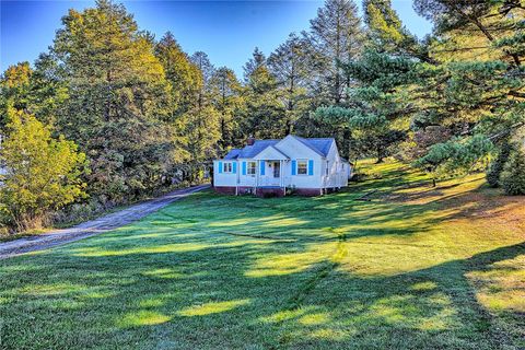 Photo of 909 Old Salem Rd, Greensburg, PA 15601 (MLS # 1724673)