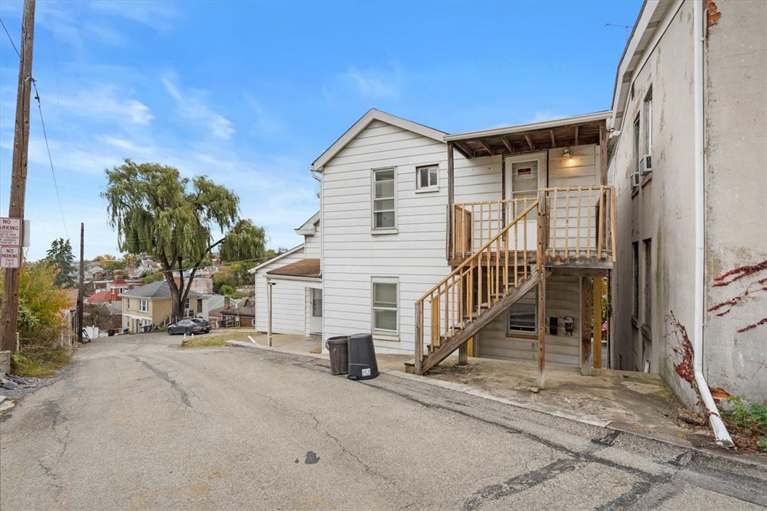 439 William St